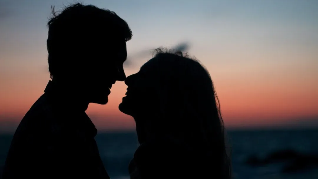 8 Thoughts Everyone Has During A First Kiss
